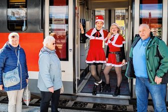 Eine Premiere: Auf Schienen vom Zschopautal ins weihnachtliche Erzgebirge - Für Volker Heydrich (rechts) aus Zetteritz und seine Familie war der Einstieg in der Region eine Premiere. Sie wurden wie alle von Chefwichtel Saskia und ihrer Kollegin Franzi an Bord zur Licht'l-Fahrt begrüßt. 