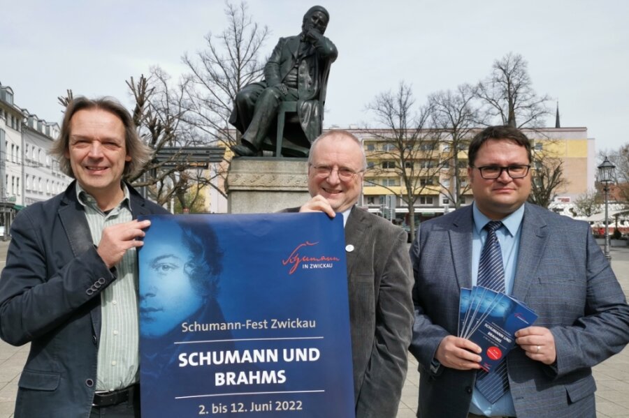 Eine Premiere beim Schumann-Fest - Die Organisatoren Thomas Synofzik, Michael Löffler und Sebastian Lasch (v. l.) am Robert-Schumann-Denkmal in Zwickau, wo zum Geburtstag des Komponisten am 8. Juni ab 15.30 Uhr musiziert wird. 