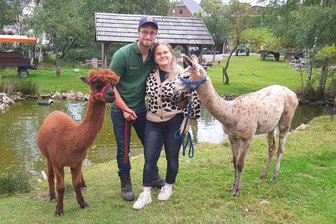 Eine Premiere im Vogtland: Menschen und Tiere feiern gemeinsam - Leo, Nick Mosig, Antonia Lotze, Anton (von links) und viele andere Hofbewohner empfangen am Samstag Gäste.