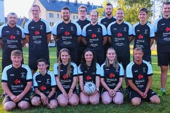 Eine Randsportart rückt in den Fokus - Die Faustballer des SV Großrückerswalde 49 - h. v. l.: Thomas Schreiter, Alexander Michaelis, Felix Placzek, Paul Helmert, Benny Graupner, Ferenc Radtke, Ricky Löser, Noah Schreiter, Michael Lutter; v. v. l.: Lenny Gränitz, Luke Jost, Mia Blasius, Nina Graf, Larissa Schreiter, Trainer Michael Nestler. Es fehlen Simon Wendrock, Benjamin Urbach, Benjamin Rösch, Vanessa Hermann, Vanessa Sim, Merle Melzer, Johanna Neubert und Michelle König. 
