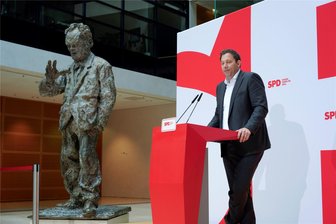 Eine Reform des Steuerrechts ist fällig - SPD-Vorsitzender Lars Klingbeil erläutert im Willy-Brandt-Haus die neuen Steuerpläne der SPD. Foto: Bernd Elmenthaler/imago