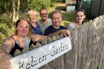 Eine Reichenbacherin gibt seit 25 Jahren ihr letztes Hemd für streunende Katzen - dann geschieht ein Wunder - Du bist nicht mehr allein. Blick über den Gartenzaun in den Katzen-Garten - den hat Diana Reinig (rechts) vor sieben Jahren allein für die Streuner des Viertels gepachtet.