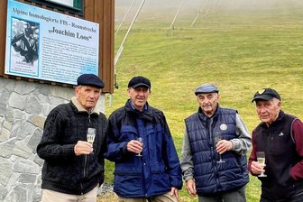 Eine Rennstrecke für den Vater des Wunders vom Fichtelberg - Die erfolgreichsten alpinen Skifahrer der DDR stießen auf ihren Trainer und die nach ihm benannte Rennstrecke am Fichtelberg an (v. l.): Peter Lützendorf, Karl Süß, Eberhard Riedel und Ernst Scherzer.