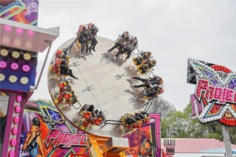 Eine Riesen-Schleuder, aber kein Riesenrad: Das bietet der Rummel in Chemnitz - Das Fahrgeschäft Project X ist zum ersten Mal dabei. Die Platte, auf der die Fahrgäste sitzen, rotiert und wird zusätzlich von einem großen Schwenkarm im Kreis geschleudert. Der Rummel auf dem Hartmannplatz ist am Samstag gestartet und dauert noch bis 14. Mai. 