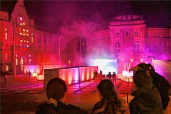 Eine riesige Uhr, Klänge, Scheinwerfer und Nebel: Chemnitzer Theaterplatz verwandelt sich bis Sonntag jeden Abend in ein "Illuminarium" - Probelauf geglückt: Auf dem Theaterplatz findet bis Sonntag die erste Klang-Licht-Video-Performance statt.
