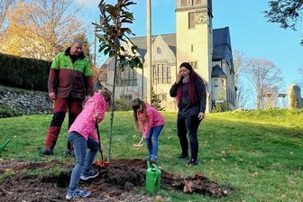 Eine Rosskastanie für den Steingarten - Ronja und Lotta Schmidt pflanzten mit ihren Eltern Felix und Kristin imTannenbergsthaler Steingarten ein Rosskastanie. 