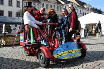 Eine runde Sache in Rochlitz: Regionalmarkt mit einem Weltmeister - Zum Regionalmarkt am Samstag in Rochlitz konnte auch ein Teambike (Siebenrad) gefahren werden.