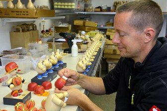 Eine runde Sache: Nino und die Niners - In der Drechslerei in Riechberg entstehen alle Figuren in Handarbeit. Tony Wagner arbeitet hier am "Niners City Kid".