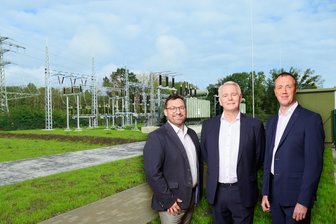 Eine sächsische Erfolgsgeschichte mit Hochspannung - Die geschäftsführenden Gesellschafter der WT Energiesysteme GmbH in Riesa - Michael Bohnefeld, Dietmar Tietz und Marek Reschke (v.l.n.r.) - vor dem von ihrem Unternehmen errichteten Umspannwerk Klettwitz in der Niederlausitz (Fotomontage).