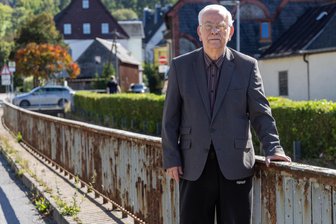 „Eine Schande für unseren Ort“ – Einstiger Schuldirektor kämpft gegen Missstand im Erzgebirge - Siegfried Meßner will sich nicht damit abfinden, dass das Bachgeländer in seinem Heimatort Steinbach weiter vor sich hin rostet.