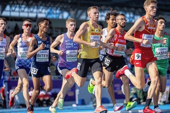 Eine schmerzhafte Erfahrung - Das war bitter: Der Glauchauer Läufer Tom Förster (in Gelb-Schwarz) zahlte bei der U-23-Europameisterschaft im 10.000-Meter-Rennen Lehrgeld und musste mit dem 16. Rang vorlieb nehmen.