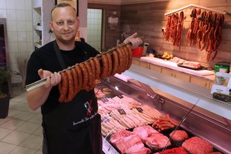 Eine Schnapsidee? Zwickauer Fleischer kreiert Bratwürste mit Kräuterlikör und Räucherlachs - Fleischermeister Tilo Elfruth in seinem Geschäft in Crossen. Nicht nur Bratwürste, auch Knacker gehören zum Sortiment.