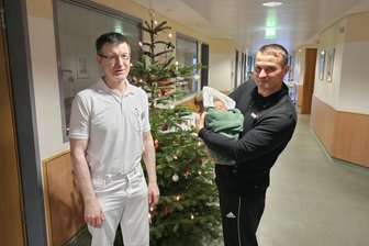 Eine schöne Bescherung: Weihnachtsbaby Emil kam in Mittweida zur Welt - Papa Sebastain Weise (r.) zeigt stolz seinen Emil. Chefarzt Gunnar Fischer war immer in der Nähe.