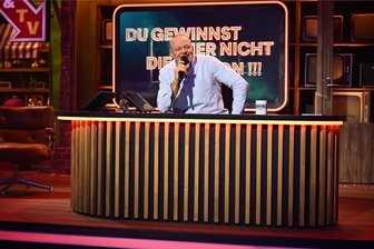 Eine Schraube locker bei Stefan Raab: So lief seine erste Streamingshow auf RTL plus - Stefan Raab feiert mit der neuen Show „Du gewinnst hier nicht die Million“ sein TV-Comeback auf RTL plus.