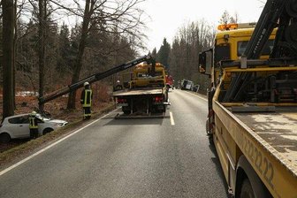 Eine Schwerverletzte bei Unfall auf B 101 - Straße für 2,5 Stunden voll gesperrt - 