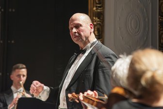 Eine Seebühne für Bad Brambach: Die Ideen des Florian Merz - Generalmusikdirektor Florian Merz, hier als Dirigent zum Festival-Start der Chursächsischen Winterträume, hat seine Ideen zur künftigen Kulturstruktur Bad Brambachs vorgelegt.