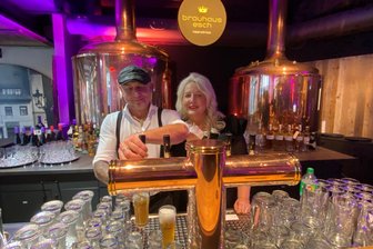 „Eine sehr entspannte Atmosphäre“: Was die Gäste im neu eröffneten „Brauhaus Esch“ in Zwickau erwartet - An der neu gestalteten Bar im „Brauhaus Esch“: Chefin Anja Escher und Barkeeper Kevin Jakob.