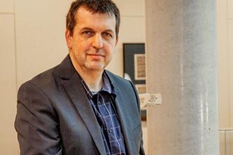 Eine seltene Bergparade und andere neue Schätze im Museum - Leiter Martin Straßburger zeigt einen der neu erworbenen Schätze der Annaberger Städtischen Museen: eine bergmännische Krippe mit Göpel und Treibehaus.