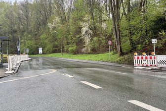 Eine Sperrung weniger in Aue: Auf dieser Bundesstraße rollt wieder der Verkehr - Blick auf die Bockauer Talstraße (B 283) in Aue: Seit 14. April war diese gesperrt, jetzt kann der Verkehr wieder rollen.