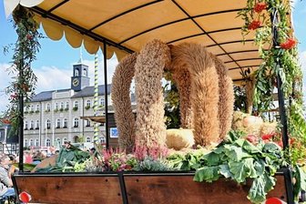 Eine Stadt feiert Pferde und Erntedank - Eine Erntekrone gehört zum Erntedankfest dazu.