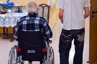 Eine Stadt im Erzgebirge läuft Sturm gegen Sparpläne der Bundesregierung - Junge Freiwillige helfen in Deutschland unter anderem in Seniorenheimen, aber auch in Kitas und Kultureinrichtungen. In Annaberg-Buchholz sorgen die geplanten Kürzungen für Entsetzen.