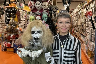Eine Stadt im Halloween-Fieber: Wo kleine, große und vierbeinige Chemnitzer ihr Grusel-Kostüm finden - Katja Scholz meidet Horrorfilme, verkleidet sich aber liebend gern jedes Jahr mit ihrem Partyland-Team.
