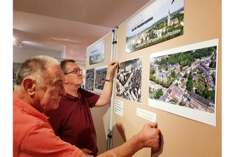 Eine Stadt im Vogtland präsentiert sich aus der Vogelperspektive - Ulrich Wolf (links) und Andreas Rößler werfen letzte prüfende Blicke auf die Tafeln.