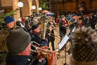 Eine Stadt singt Weihnachtslieder: Hunderte Chemnitzer trotzen dem Regen - Noch eine kurze, aber schöne Tradition: Das Weihnachtssingen vor der Oper am dritten Advent.