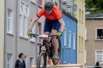 Eine Stadt wird zur Rennstrecke - In der ganzen Innenstadt sind verschiedene Hindernisse aufgebaut.