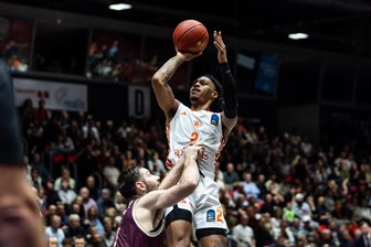 Eine starke Halbzeit reicht: Niners Chemnitz gewinnen erstes Eurocup-Heimspiel gegen Lietkabelis Panevezys deutlich - Nike Sibande im Spiel der Niners Chemnitz gegen Lietkabelis Panevezys aus Litauen.