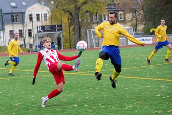 Eine starke Phase reicht den VfB-Fußballern aus Annaberg nicht - Devon Klitzke, aus der zweiten Annaberger Mannschaft in die erste befördert, spitzelt den Ball vor dem Mülsener Robert Bauer weg. Beim Schlusspfiff hatten die Gäste aber das bessere Ende für sich.