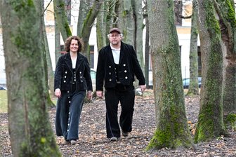 Eine Station auf der großen Reise – Fahrende Gesellen planen Sommerwerkstatt 2025 in Chemnitz - Thomas Heidenreich und seine Kollegin Nadin Gembski kennen das Leben auf Wanderschaft in der traditionellen Tracht der Zimmerer.