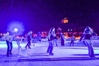 „Eine Supersache“: Neue Eisbahn im Erzgebirge trotz milder Temperaturen pünktlich eröffnet - Samstags und sonntags ist die Eisbahn auf dem Marktplatz bis 20 Uhr geöffnet.