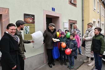 Eine Tafel zum 125. Geburtstag: Penig erinnert an Erich Kästner - Eine Tafel, die den Schriftsteller Erich Kästner erinnert, ist am Freitag am Haus Leipziger Straße 7 enthüllt worden. Dazu waren Initiatorin Karsta Hönicke, Hauseigentümerin Franziska Wetzel (li.) und Geschäftsinhaber Marcel Rogau sowie die stellvertretende Bürgermeisterin Carolin Schneider-Delau und Kindern aus dem Hort der Erich-Kästner-Grundschule gekommen.