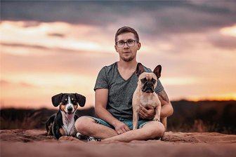 Eine Tagesstätte für Hunde bei Freiberg: Elf Hunde sind keiner zu viel - Für Florin Kotte sind seine zwei Hündinnen noch nicht genug Trubel: Täglich kümmert er sich um bis zu elf Hunden in seiner "HuTa".