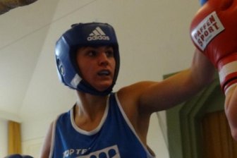 Eine Top-Boxerin mit Model-Potenzial - Die Anfänge: Gina Spranger deutete gleich bei ihren ersten Kämpfen für das Boxteam Oelsnitz (Foto von 2017) ihr Potenzial an.