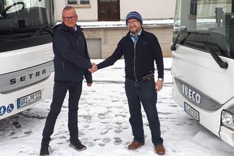Eine Totgeglaubte kommt wieder in Schwung – Buslinie zwischen Werdau und Greiz nimmt Fahrt auf - Nicht nur ein symbolischer Handschlag: Ab sofort verbindet die Linie 19 die Städte Werdau und Greiz. Die Busfahrer René Baaske (rechts) vom Regionalverkehr Westsachsen (RVW) und Steffen Kühn von der Personen- und Reiseverkehrs GmbH Greiz (PRG) arbeiten künftig länderübergreifend zusammen.