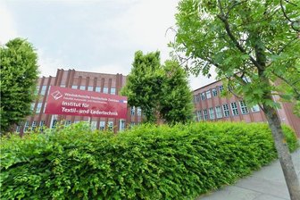 Eine Tradition verlässt Reichenbach auf leisen Sohlen - Wie geht es mit dem Gebäude der ehemaligen Textilfachschule weiter? In der Festveranstaltung 175 Jahre Textilausbildung gab es keine Antwort.