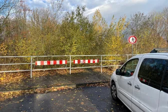 Eine Tragödie mit vier Brücken: Wie geht es am Pleißenbach weiter? - Noch gibt es am Ende der Erzbergerstraße kurz vor dem Pleißenbach kein Weiterkommen, auch nicht für Fußgänger.