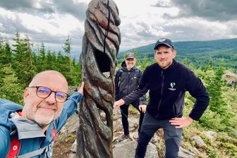 Eine Traumtour auf dem Kammweg durchs böhmische Erzgebirge – das Original von 1904 ist zurück - Abenteuer Kammweg: „Freie Presse“-Redakteur Oliver Hach (l.) mit Štěpán Javůrek (r.) und Jan Kerner von der Destinationsagentur Krušnohoří auf dem Wirbelstein.