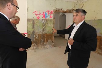 Eine Überraschung, die Geld spart: Alte Wandmalereien im Rathaus Sayda entdeckt - Bürgermeister Stefan Wanke (r.) zeigt Hans-Ferdinand Schramm die wiederentdeckten Wandmalereien im Erdgeschoss des Rathauses.