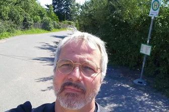 Eine Umleitung, die keine ist: Stress bei Anwohnern in Obergruna wegen Sperrung der B 101 - Unser Reporter Wieland Josch an der temporären Bushaltestelle an der Schnittstelle Drei Häuserweg und Bergmannsweg in Obergruna.