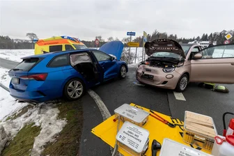 Eine Verletzte bei Kollision in Buchwald - Um eine Brandgefahr zu erkennen, musste der Akku des Fiat während der Bergung überwacht werden.