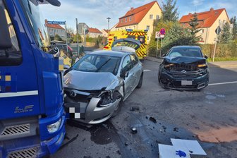 Eine Verletzte bei Kreuzungsunfall in Freiberg - Bei einem Kreuzungsunfall in Freiberg ist eine Autofahrerin verletzt worden.