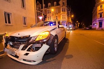 Eine Verletzte und hoher Schaden nach Kollision mit Taxi - 