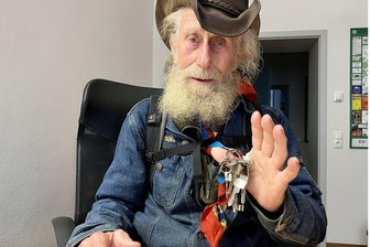 Eine völlig verrückte Hilfsaktion im Erzgebirge – und warum die Geschichte an „Kevin allein zu Haus“ erinnert - Jürgen Keck aus Erlabrunn ist überglücklich, seinen Schlüsselbund wieder zu haben.