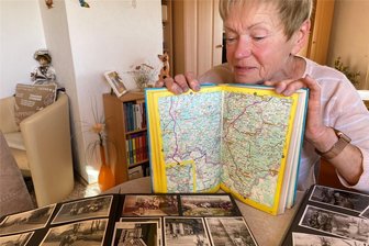 Eine Vogtländerin und ihre Bilanz 35 Jahre nach dem Mauerfall: „Es lohnt sich immer zu kämpfen“ - Erinnerungen an den 10. November 1989. Christine Klose und der DDR-Autoatlas, mit dem die Familie im Trabi an den nächsten Grenzübergang wollte. Und was zunächst schiefging - weil in den Karten Straßen in Grenznähe fehlten.