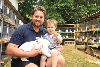 Eine vogtländische Gartenkolonie im Kaninchenglück - André Kaus und Sohnemann Malte (2) lieben ihre Weißen Wiener. Für seine Zuchterfolge erhielt der Oberheinsdorfer am Wochenende die Ehrennadel des Landesverbandes der Sächsischen Rassekaninchenzüchter in Bronze.