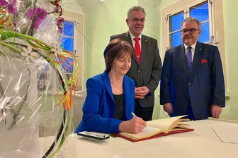 Eine von sechs hohen Ehrungen des Freistaats geht ins Erzgebirge - Heidrun Hiemer erhält Sächsische Verfassungsmedaille - Heidrun Hiemer erhielt 2024 die Ehrenbürgerwürde und durfte sich ins Goldene Buch der Stadt eintragen.