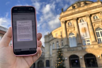 Eine Weihnachtsschatzsuche per App durch Chemnitz - Die Weihnachtsschatzsuche beginnt auf dem Theaterplatz.